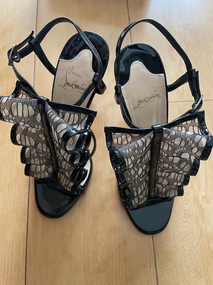 Christian Louboutinの黒エナメル×レースサンダル
