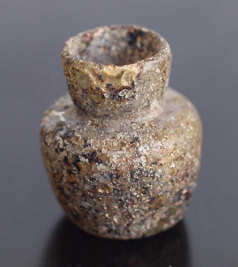 薄黄緑ガラスの胎を、赤紫や青緑の銀化が美しく飾る、香油入れローマン・ガラス小瓶