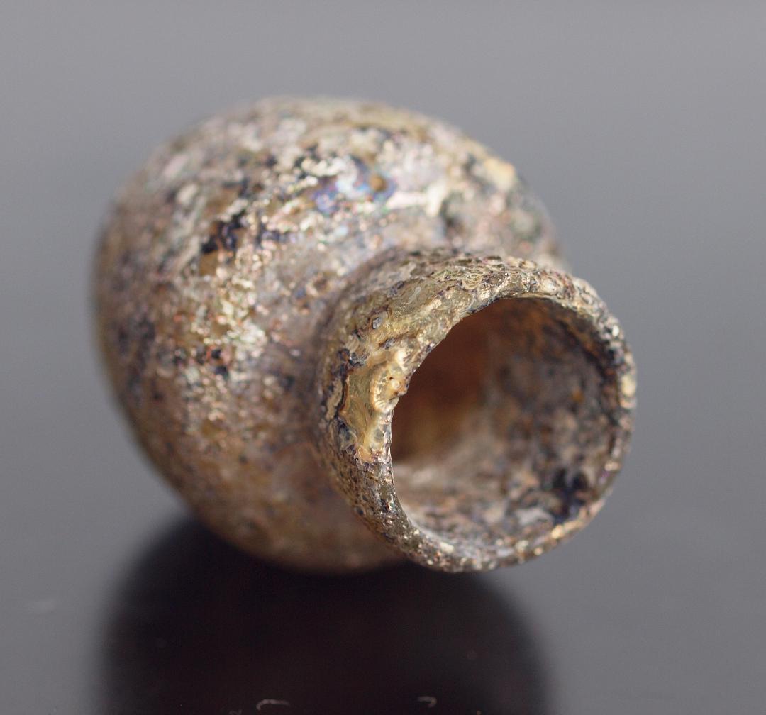 薄黄緑ガラスの胎を、赤紫や青緑の銀化が美しく飾る、香油入れローマン・ガラス小瓶