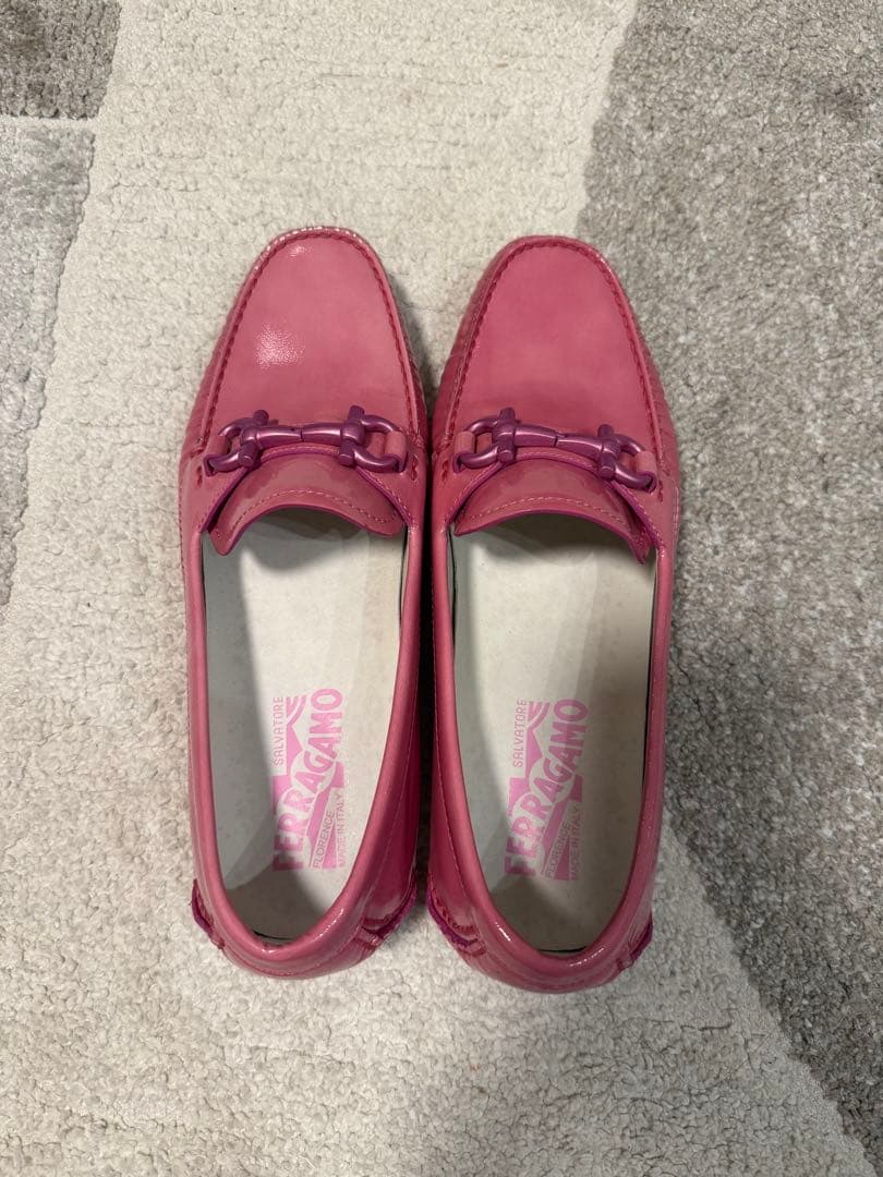 【超美品】サルヴァトーレ・フェラガモ ピンクレザー ローファー