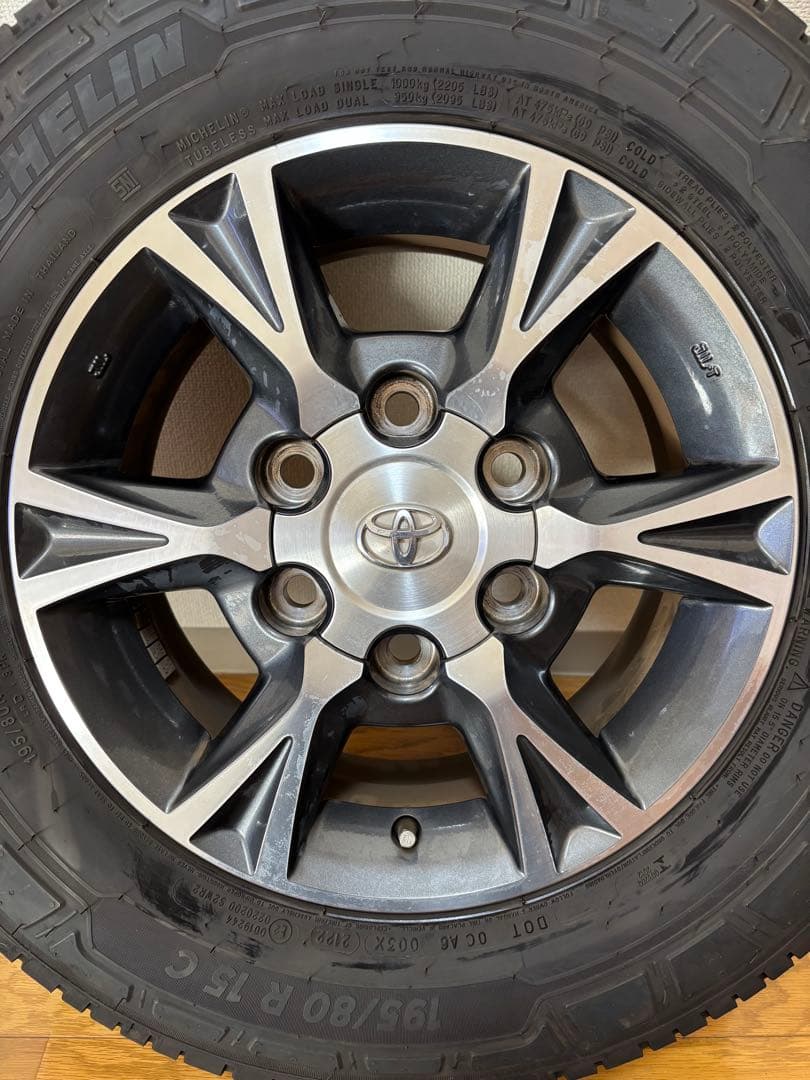 トヨタ　ハイエース　純正アルミ　ミシュランAGILIS3 ナット有り