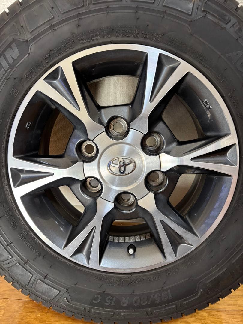 トヨタ　ハイエース　純正アルミ　ミシュランAGILIS3 ナット有り