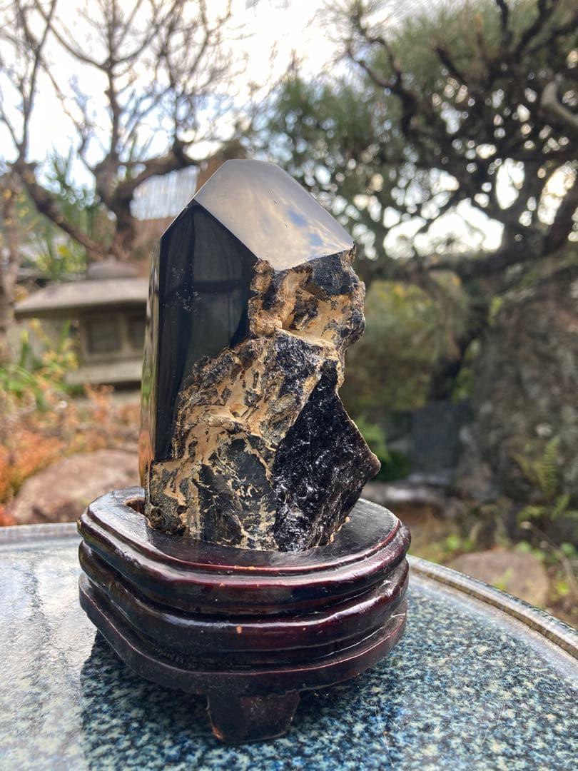 天然石 黒色結晶 木製台座付き