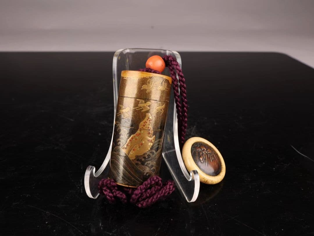 A114 【丸印籠】 金彩蒔絵 浪千鳥紋 内梨地 根付 時代のダメージあり