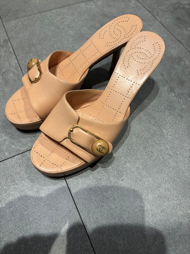 シャネル　ヒール　ベージュ ゴールドバックル サンダル　CHANEL