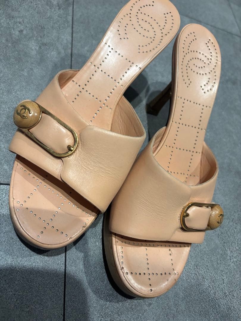 シャネル　ヒール　ベージュ ゴールドバックル サンダル　CHANEL