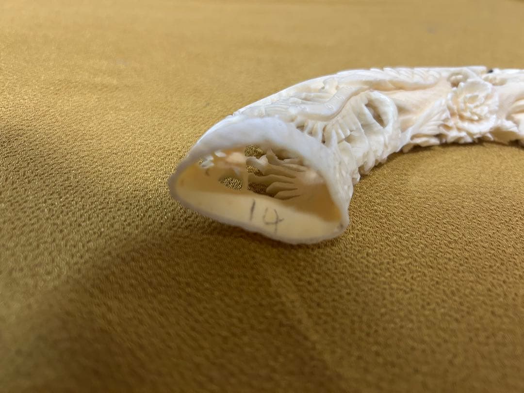 マンモスの牙や天然素材から彫られた、龍や鳳凰の精巧な透かし彫りが施された彫刻品