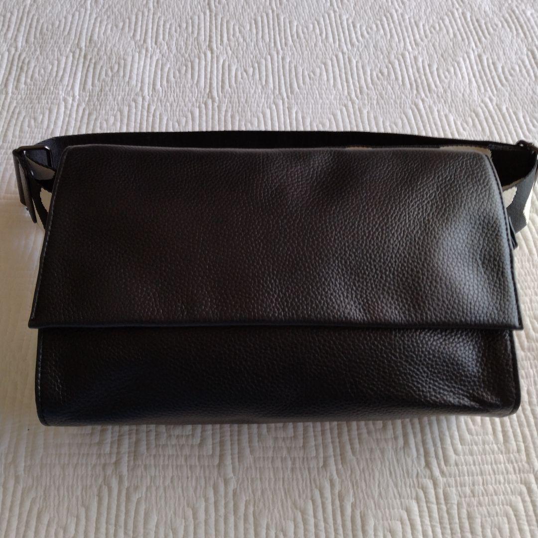 ear ブラックレザー ボディバッグ