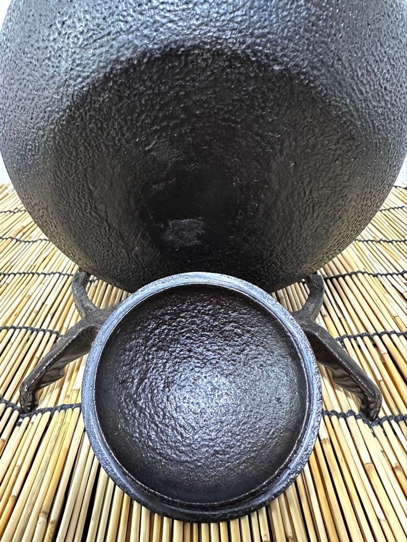 未使用品、付属品付　南部盛栄堂(ＯＩＧＥＮ)造　１８型酉紋様　南部鉄瓶 南部鉄器