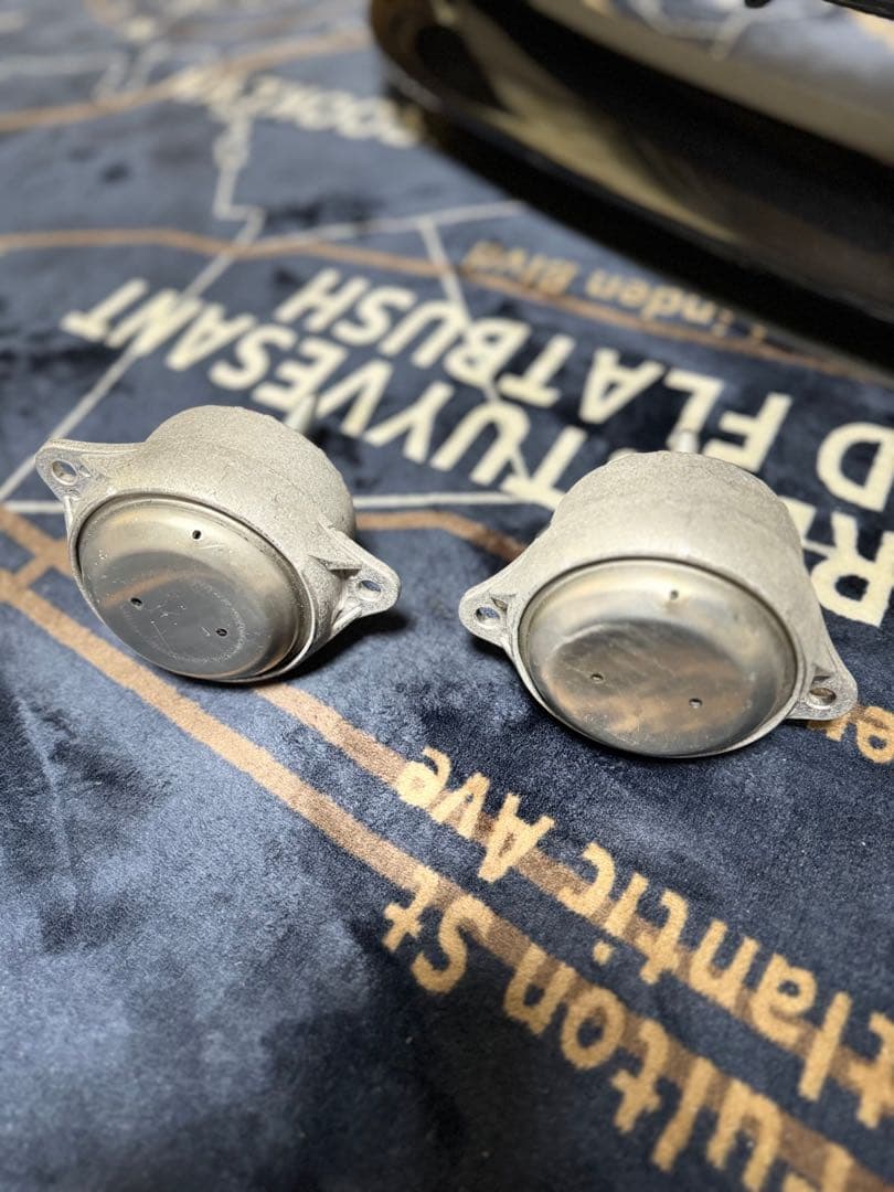 ポルシェ　996 エンジンマウント　未使用　新品