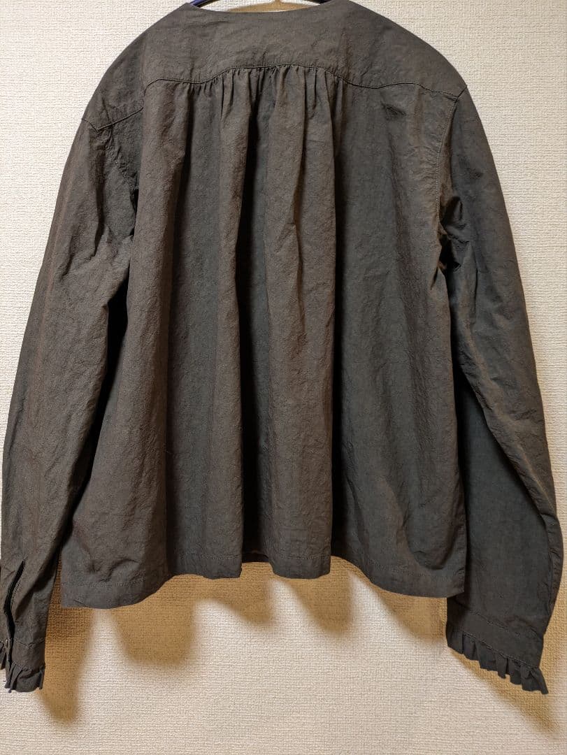 2025年SS かぐれコットンリネンフリルブラウス　チャコール