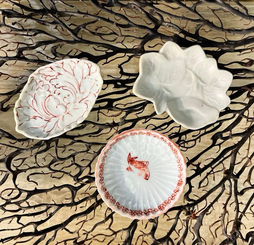 骨董　古伊万里　白磁　希少　菊割　赤絵　花綴り　魚紋　蝶々　陽刻　豆皿　５客