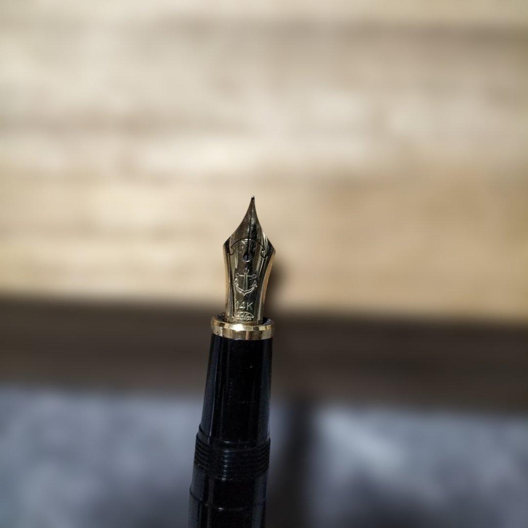 14K SAILOR 黒色プラスチック万年筆 金色装飾