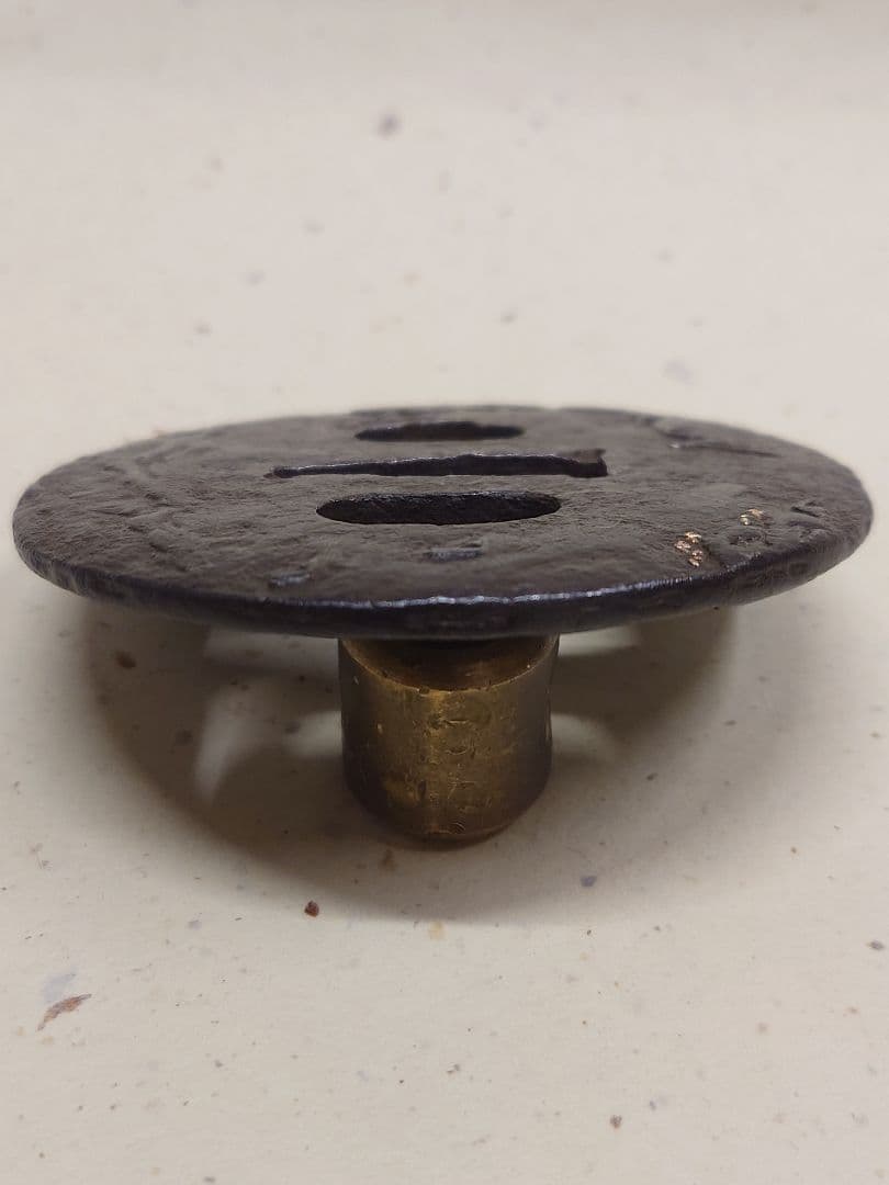 鉄地に山水図鍔、