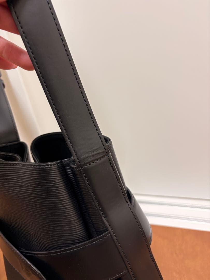 Louis Vuitton エピレザー ブラック バッグ