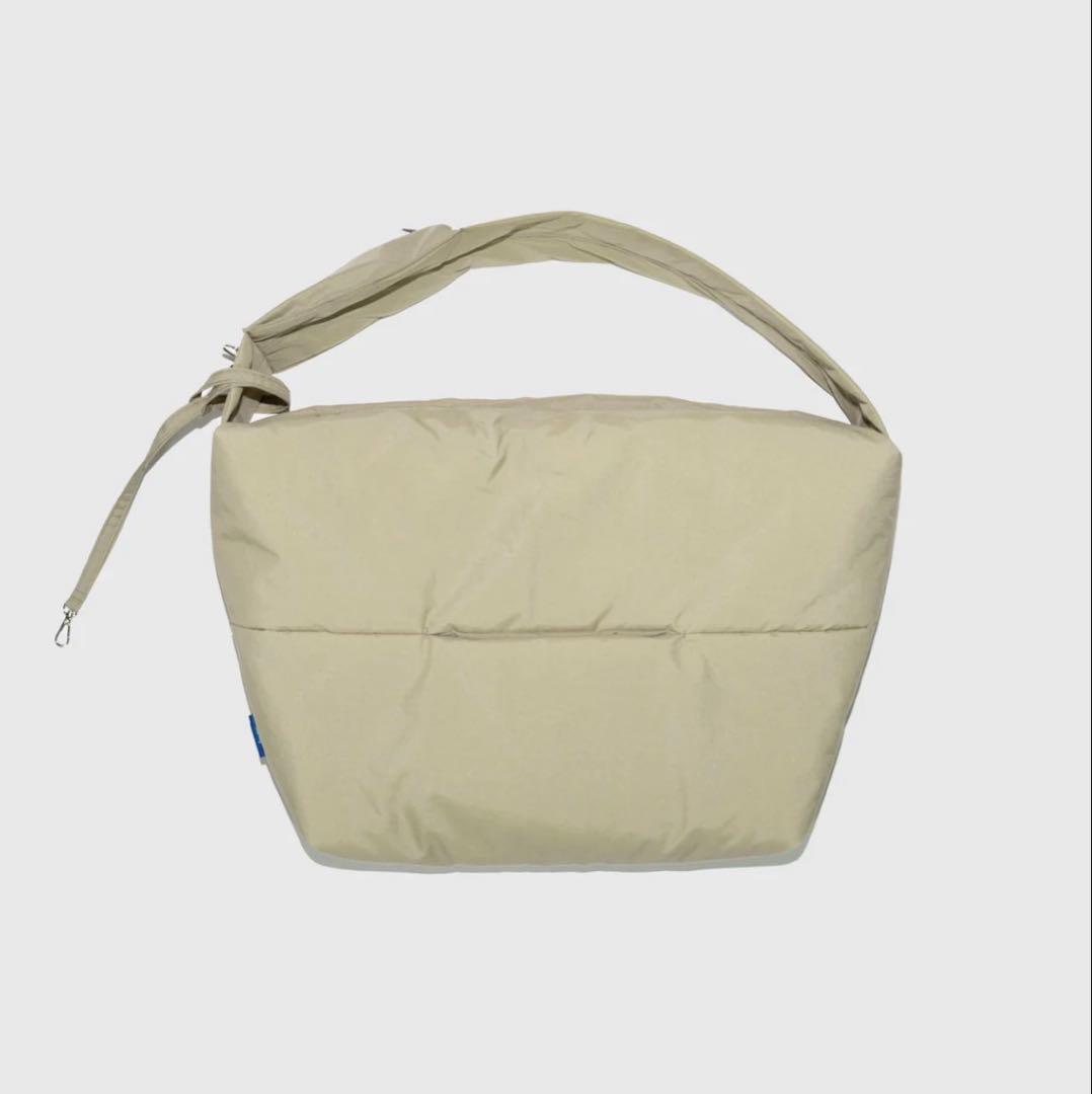 HOWLY PUFF SLING BAG グレージュ