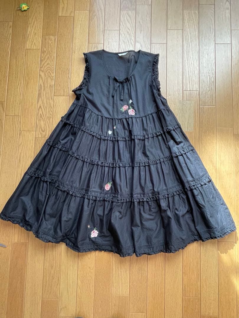 黒のフリル付きノースリーブミニワンピース