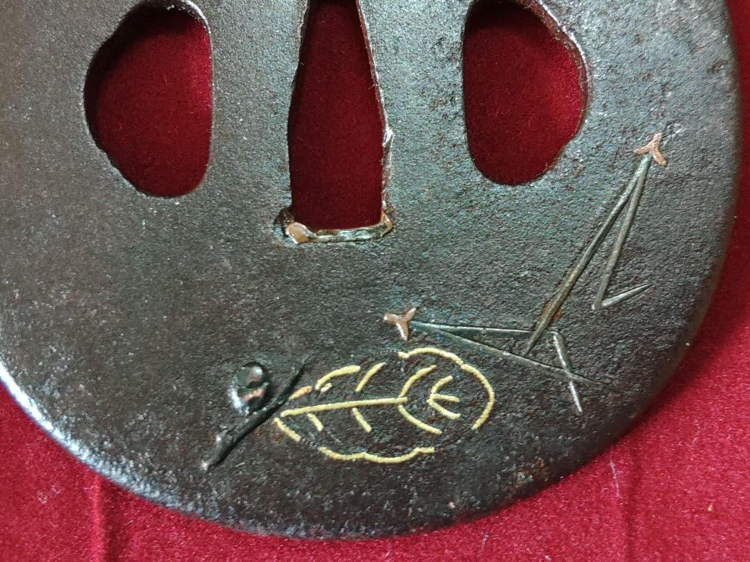 日本刀の鍔　松葉・柏・雁・景石図　大鍔、刀装具、鐔、つば、かわいい、責金入、象嵌