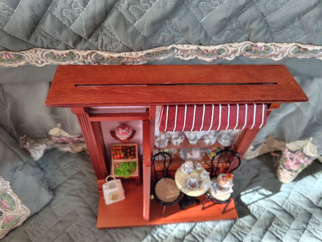 ロイターポーセリン　ミニチュア　ドールハウス　ピーターラビットカフェ