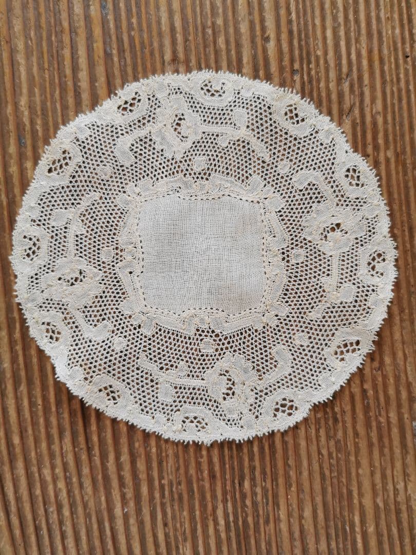 アンティーク ポワンドパリ 舞う1輪の薔薇のモチーフ センターフレームドイリー