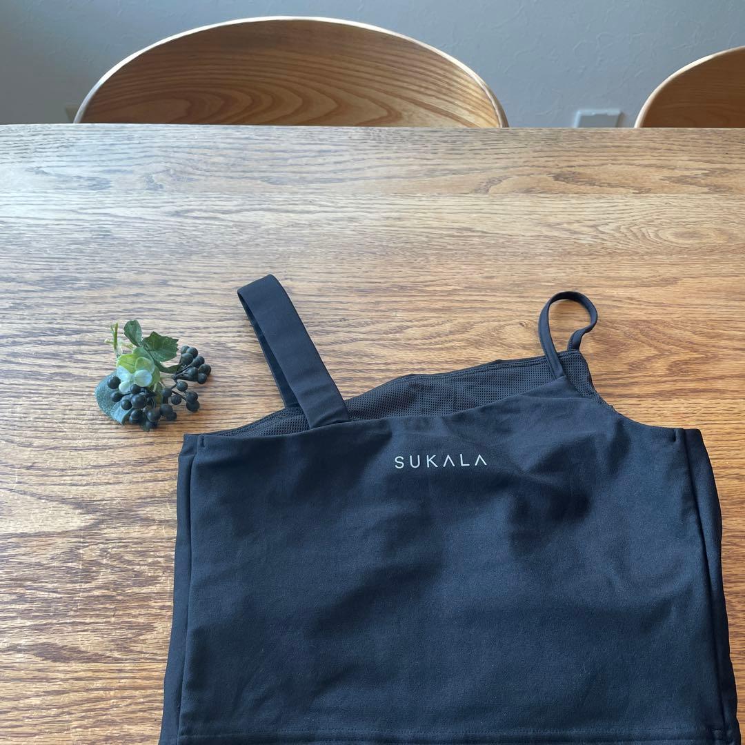 ソイ。です。美品　SUKALA アシンメトリーブラトップMとレギンスS