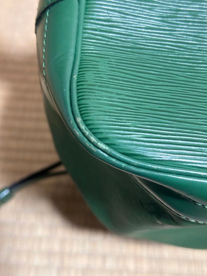 Louis Vuitton エピ プチノエショルダーバッグ