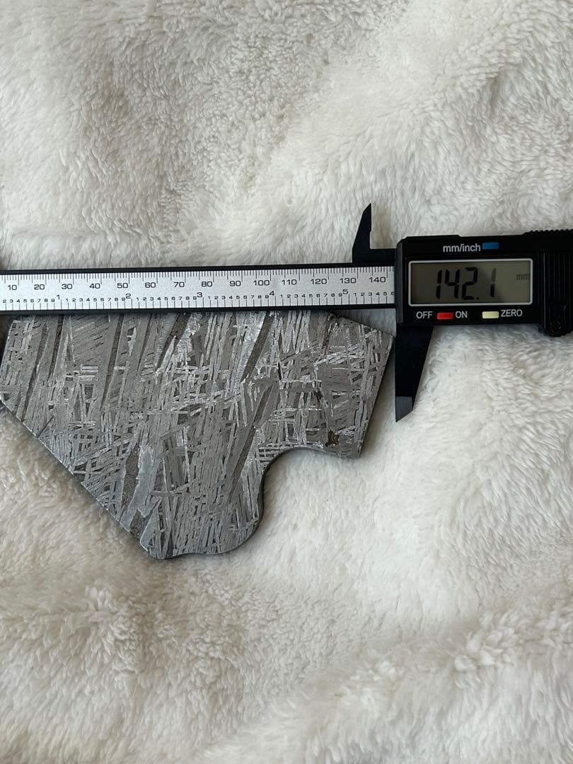 天然アルタイ鉄隕石、702g、完璧にエッチングされたフュージョンクラスト