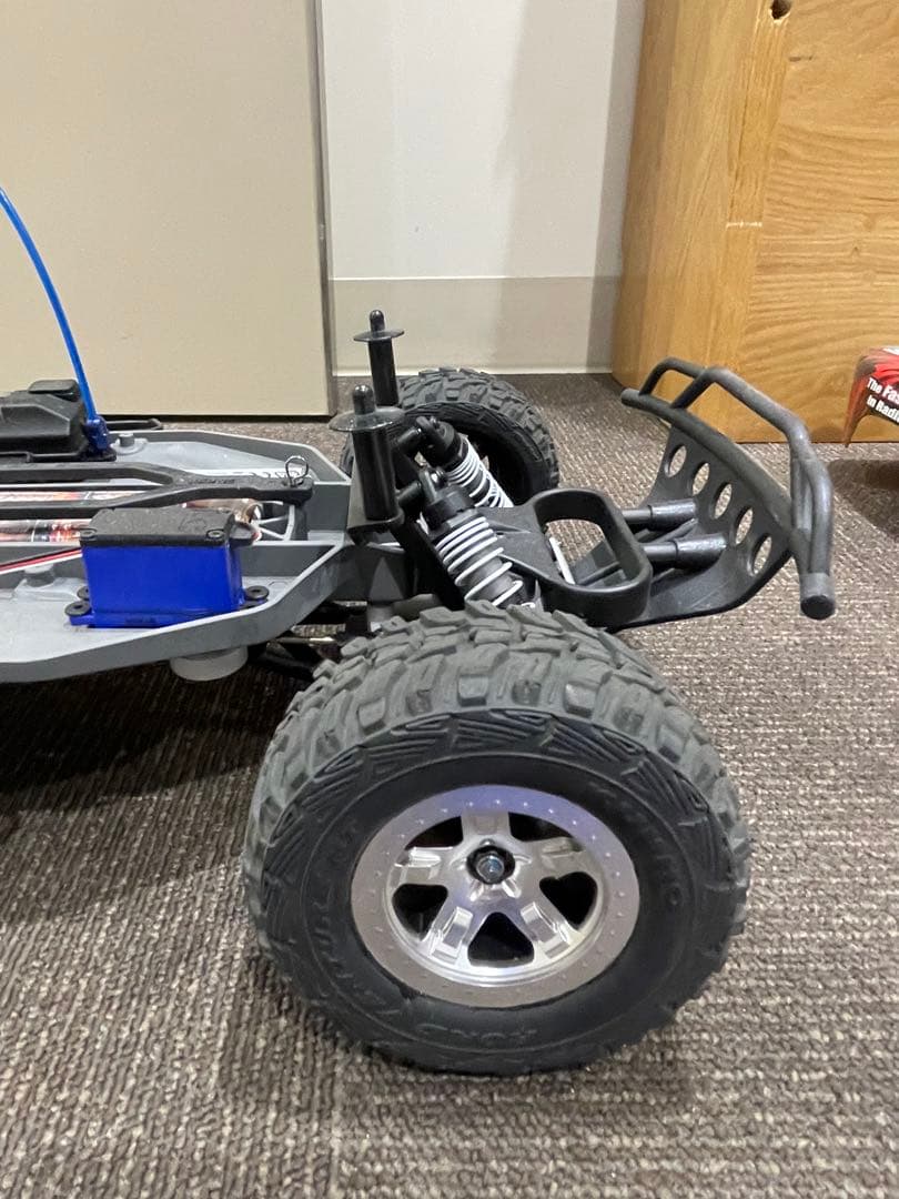 traxxas shlash 送料込みにしたのでお値段上がりました