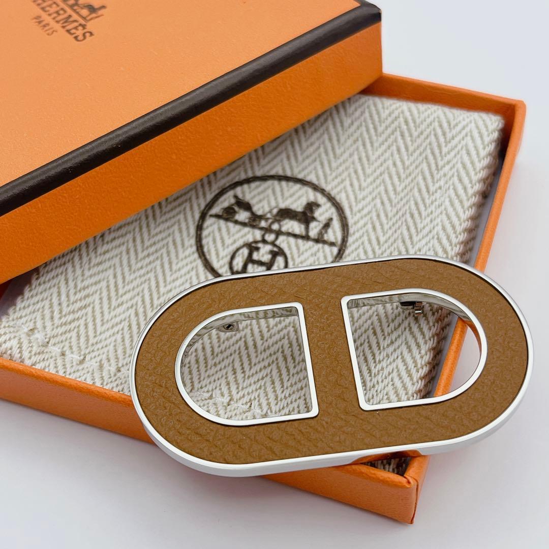 【未使用品】HERMES シェーヌダンクル　ブローチ　ブラウン　レザー　ピン