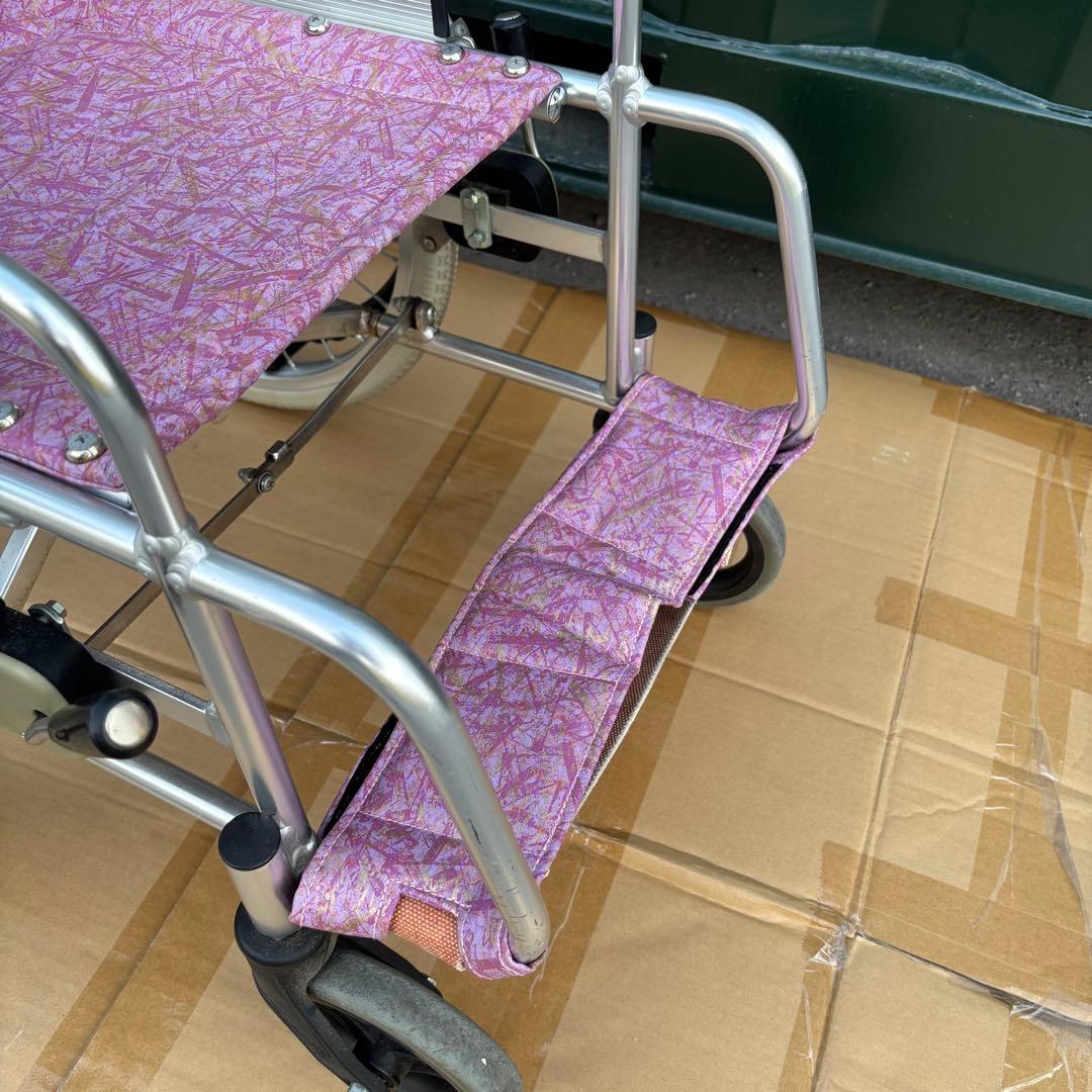 自走用車椅子　ノーパンクタイヤ　泥除けカバー付き　ピンク　自走式