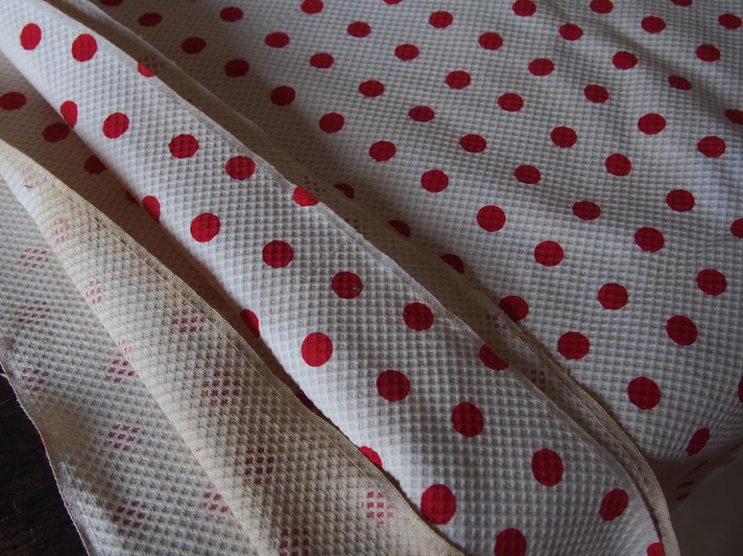 赤い水玉模様のコットンピケベビー服用 ファブリック 幅77c×464c/K405