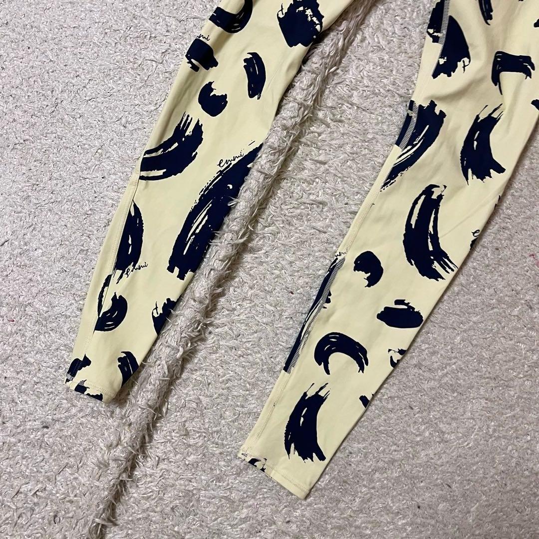 【emmi yoga】emmiオリジナルアート柄レギンス　ブラトップセットアップ