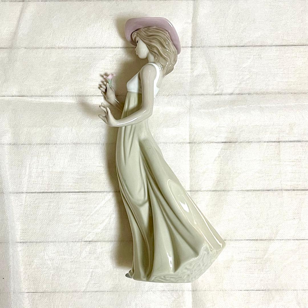 リアドロ　ナオ　一輪の花を持つ女性