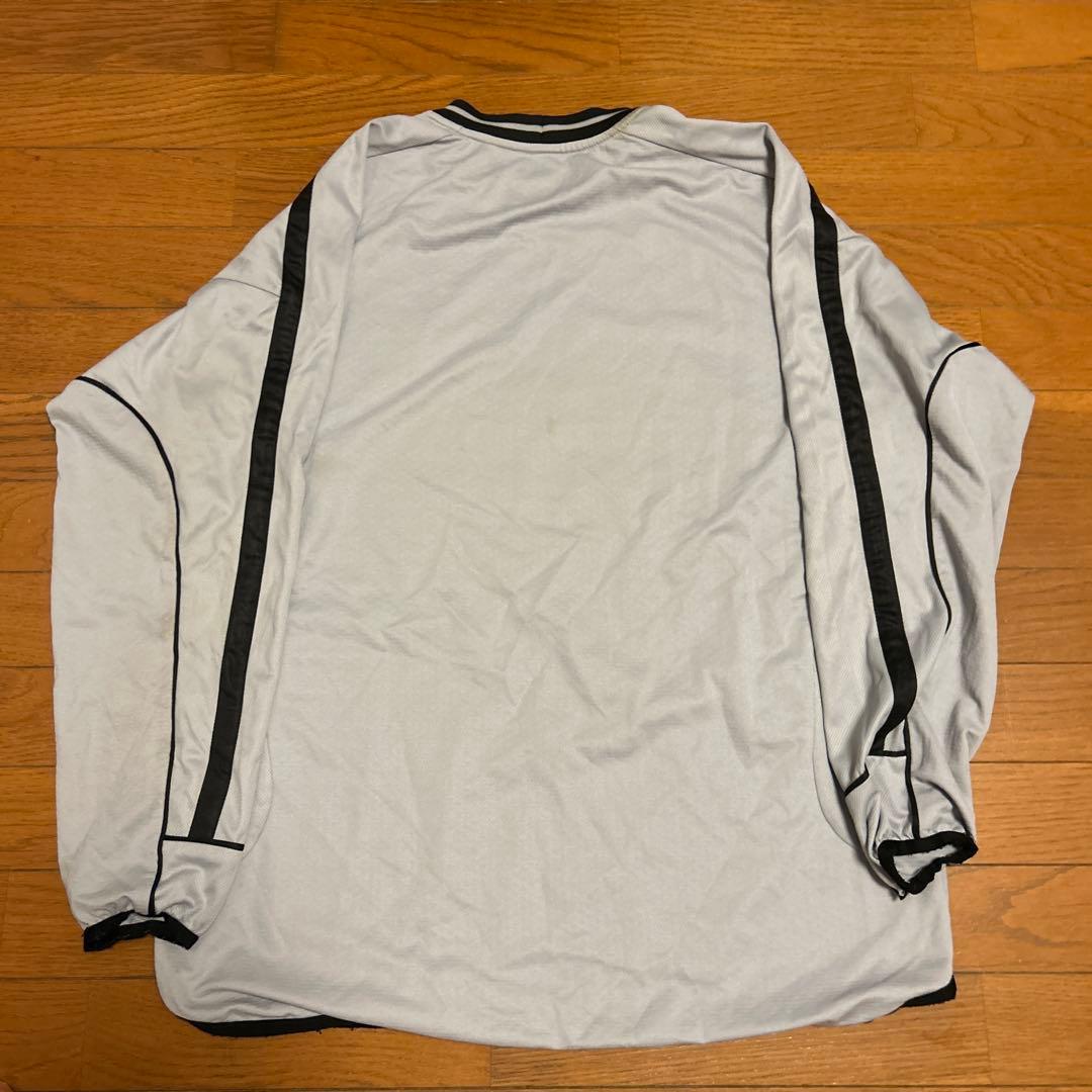 マンチェスター・ユナイテッド Umbro グレー長袖シャツ　サイズＬ