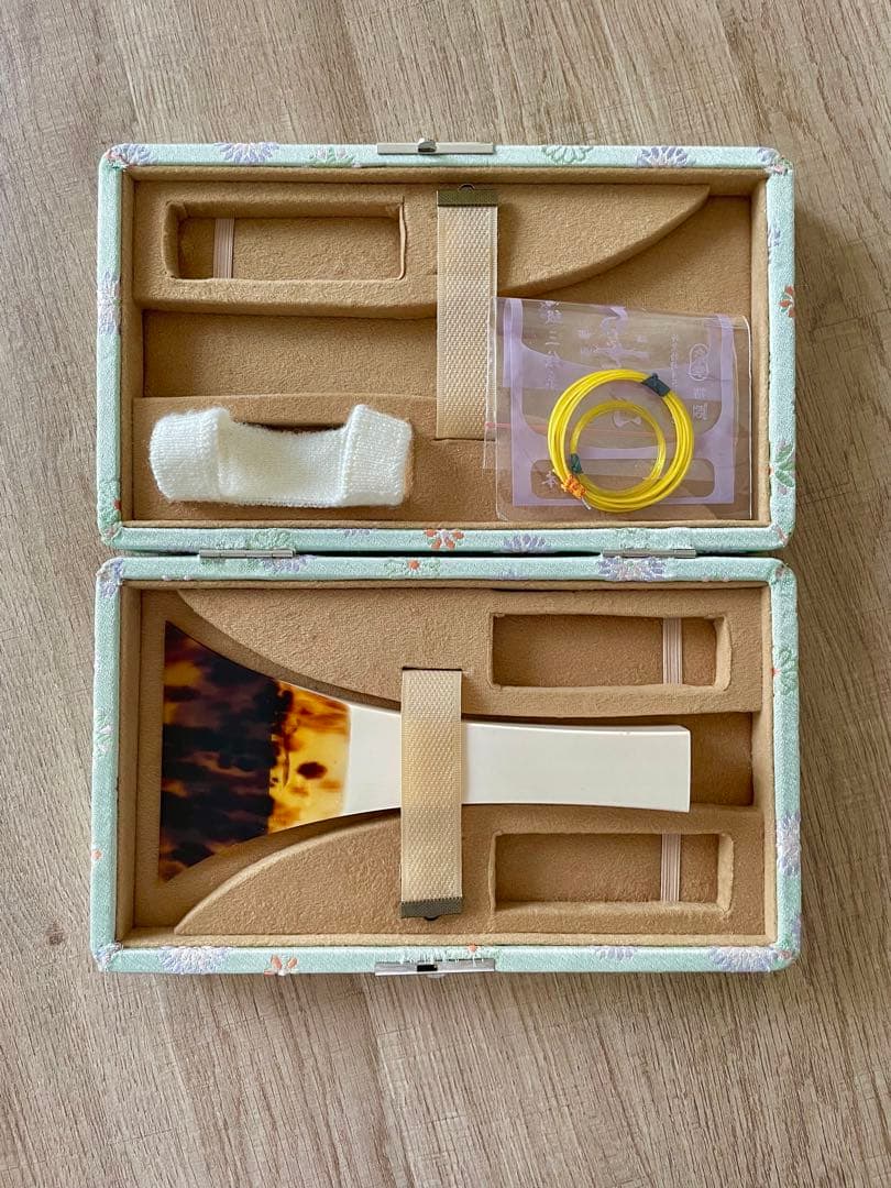 津軽三味線　鼈甲撥　糸　指すり　ケース　4点セット