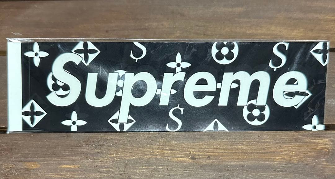 シュプリーム　ステッカー　ルイ.ビトン柄