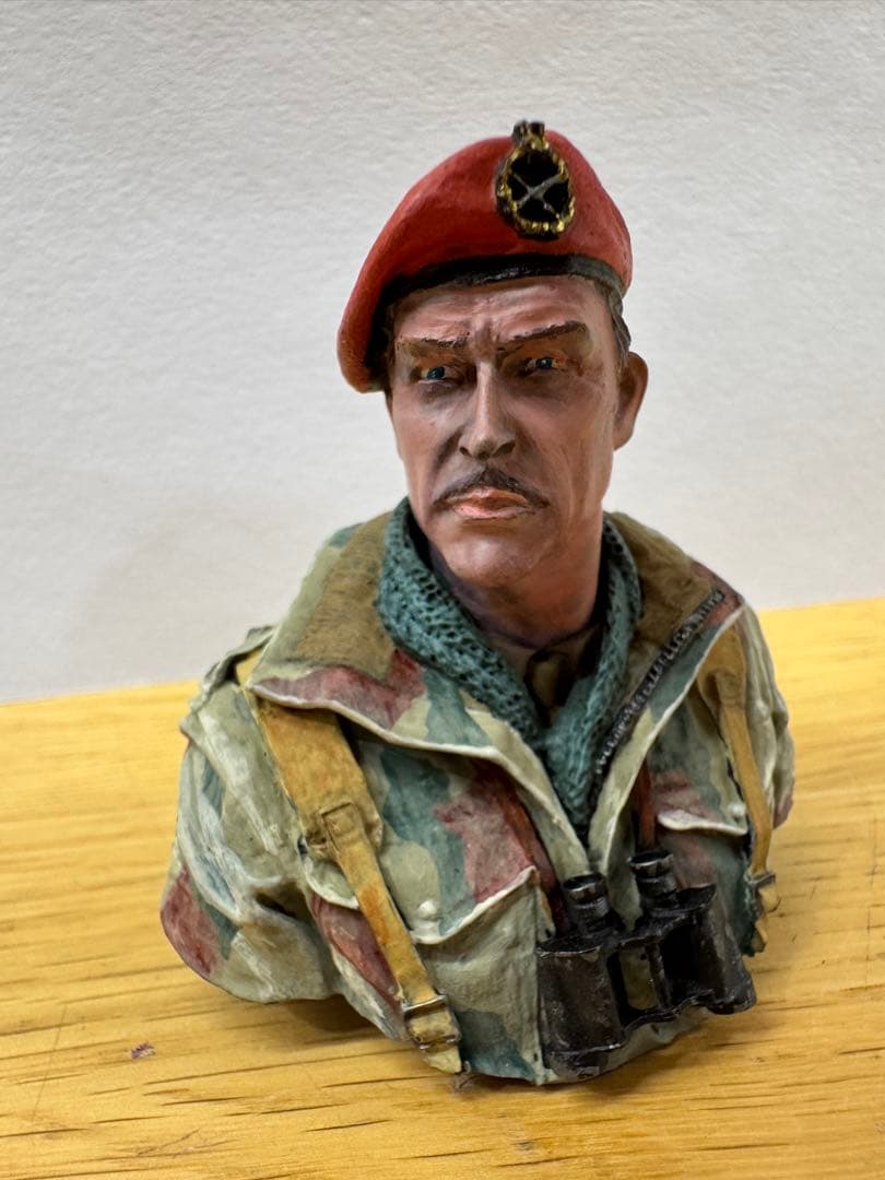 ミリタリーフィギュア 赤いベレー帽 迷彩1/10ケース付