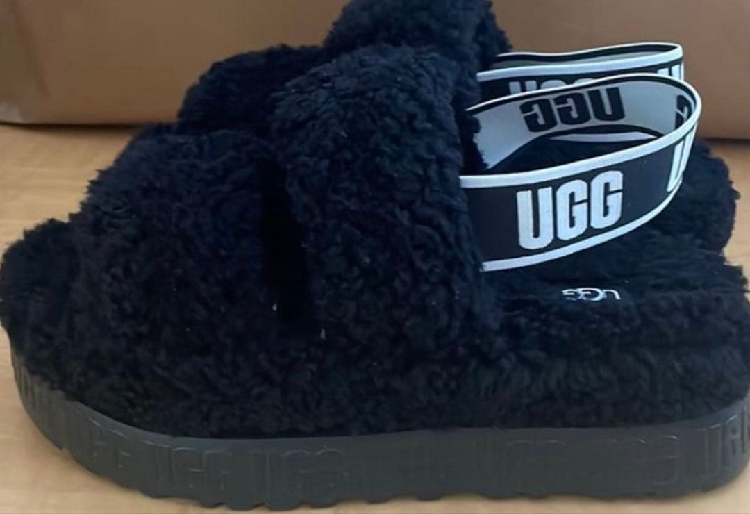 UGG ブラック サンダル