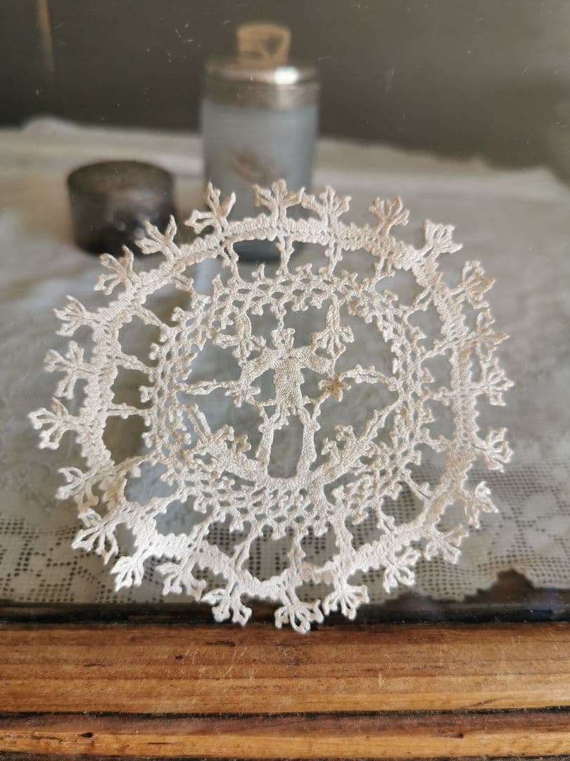 アンティーク ベルギー購入 可愛い人物像の小さなリネンドイリー フリルコースター