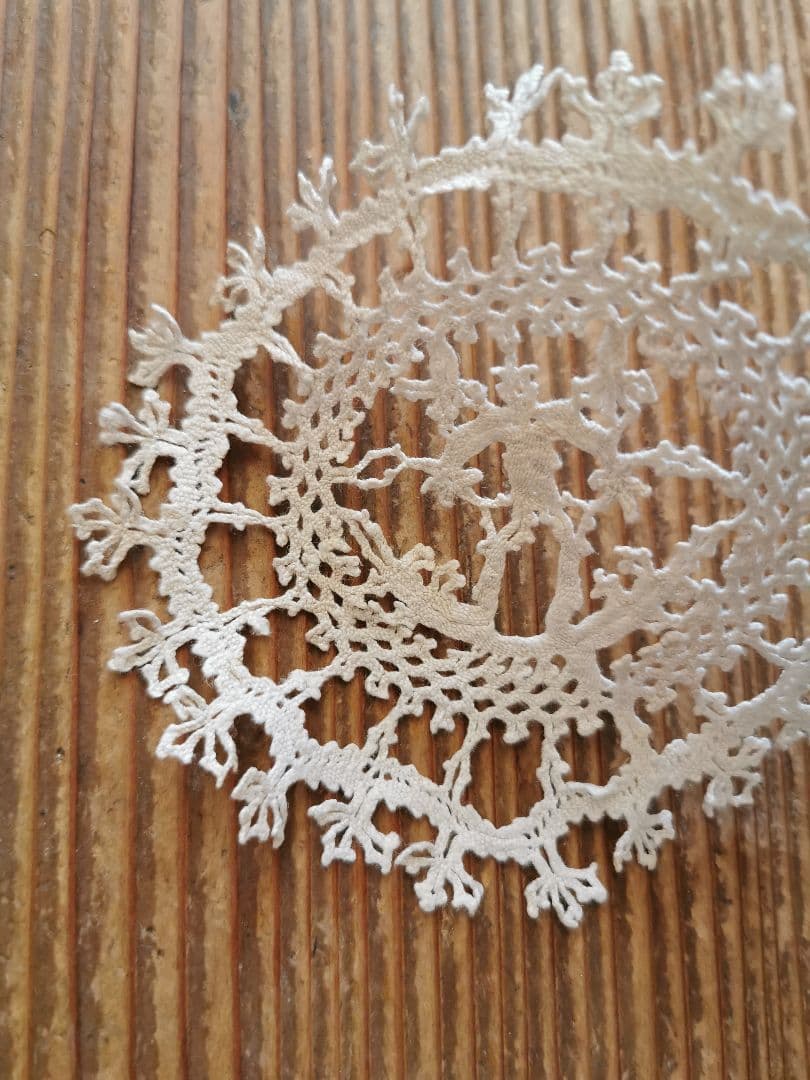 アンティーク ベルギー購入 可愛い人物像の小さなリネンドイリー フリルコースター