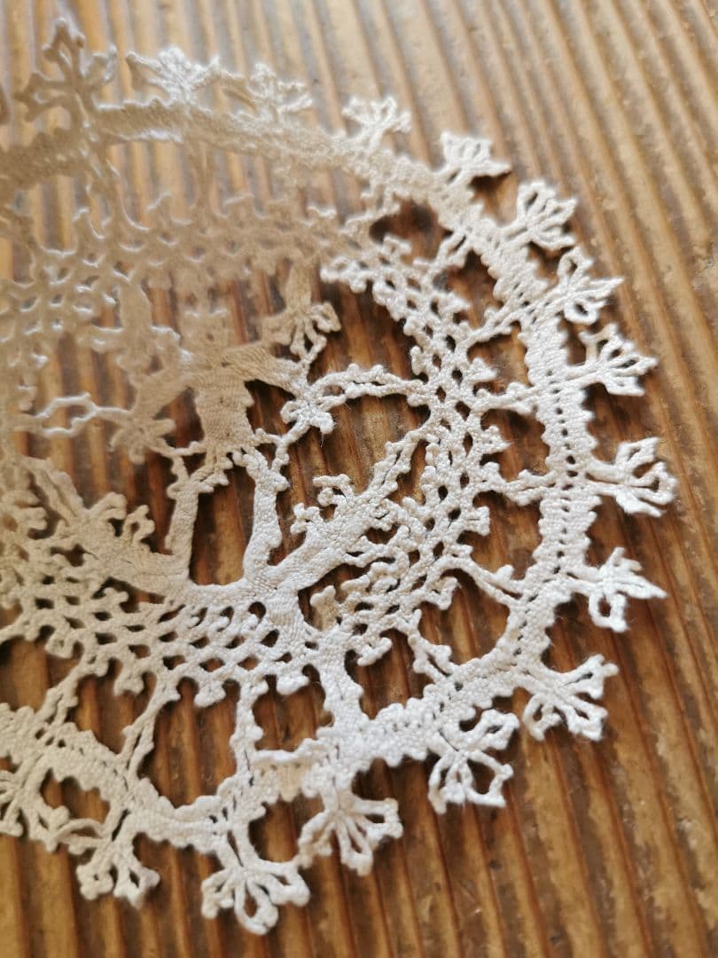 アンティーク ベルギー購入 可愛い人物像の小さなリネンドイリー フリルコースター