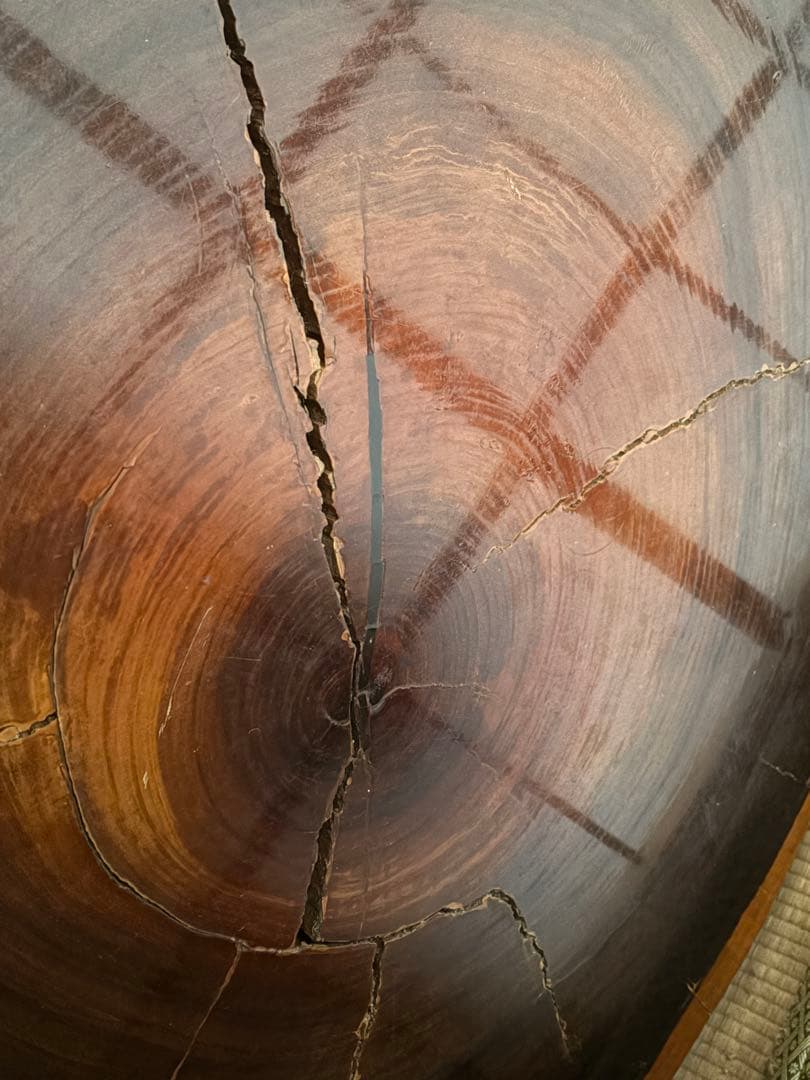 天然木 一枚板ローテーブル 四本脚付き｜約110×97cm 割れあり