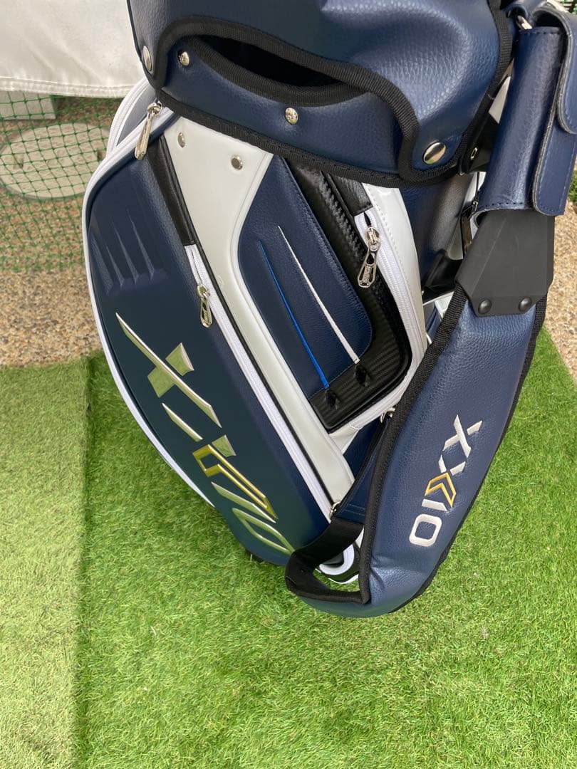 極美品XXIOプロモデルレプリカキャディーバッグ ネイビー/ホワイト未使用に近い