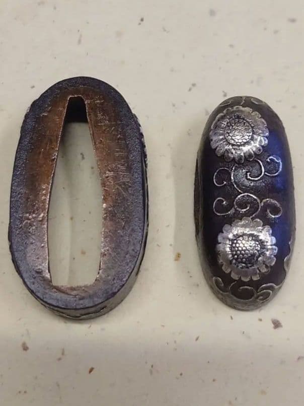 縁頭、鉄地に銀象嵌で菊に唐草図