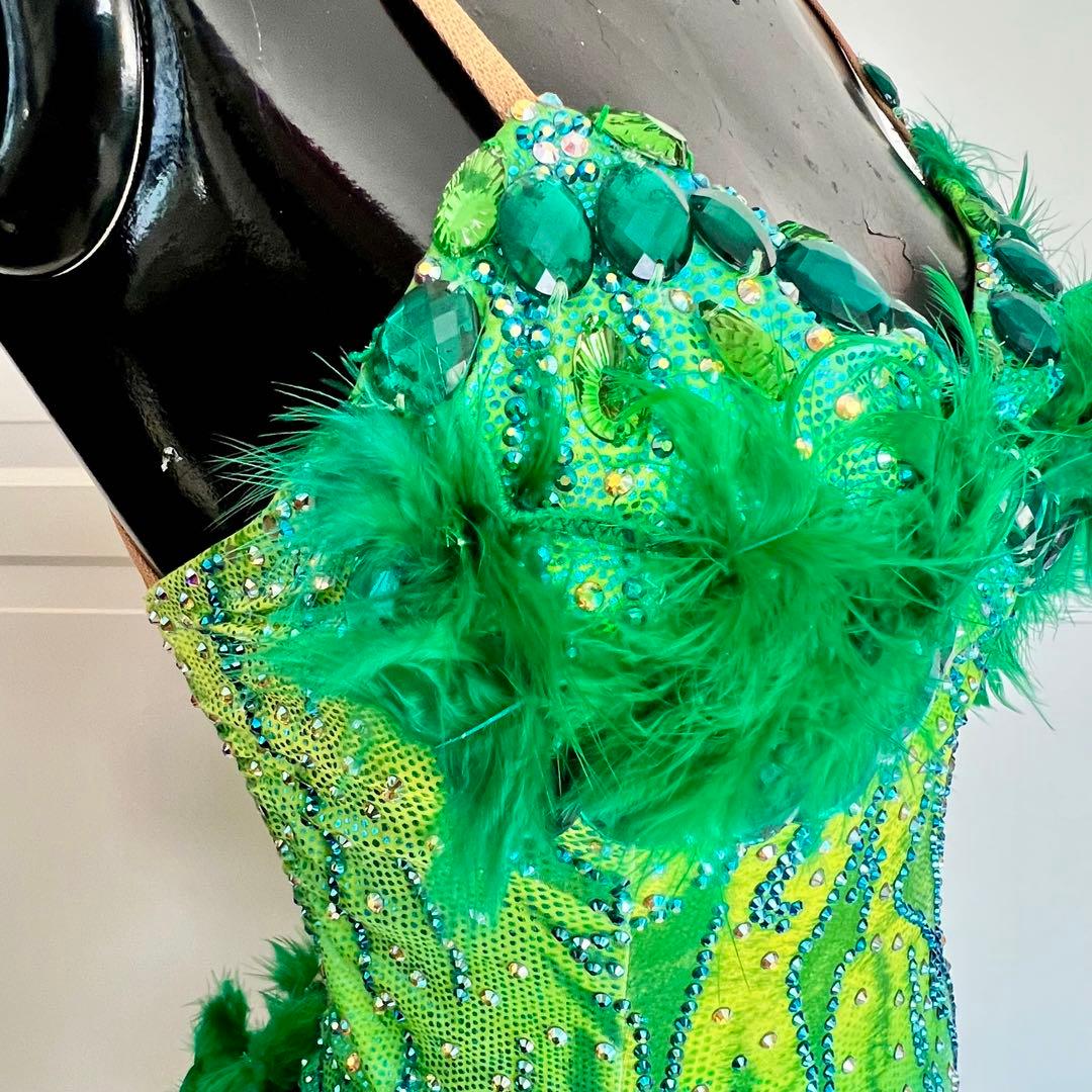 可愛い羽根が華やかな社交ダンスラテンドレス