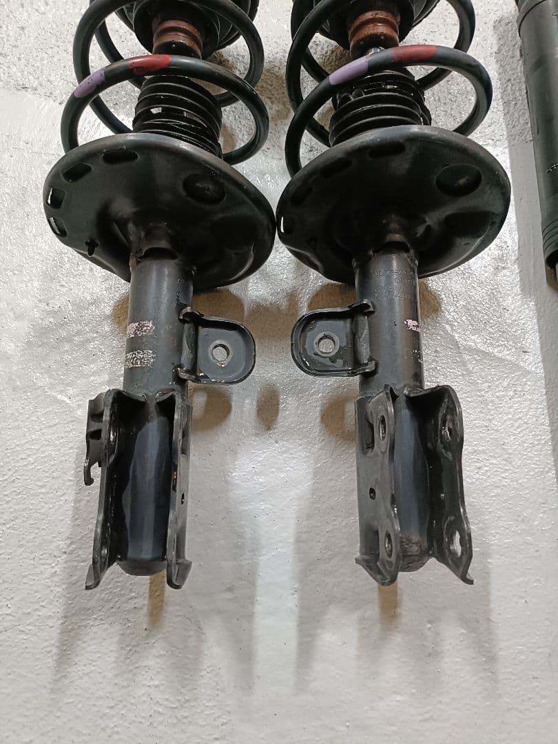 30プリウス　純正サス　4本セット