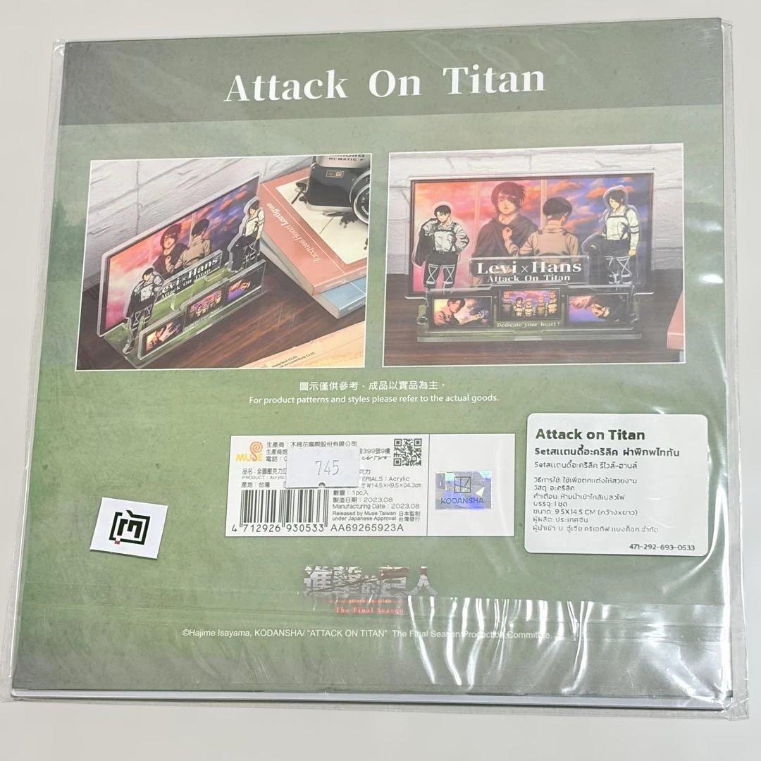 進撃の巨人　アクリルスタンド　缶バッジ