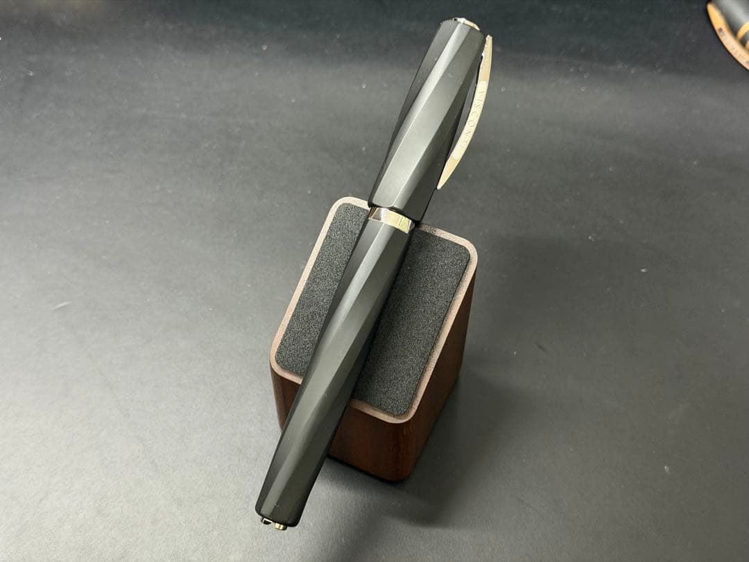 ビスコンティ　ディヴィーナ　マットブラック　ローラーボールペン