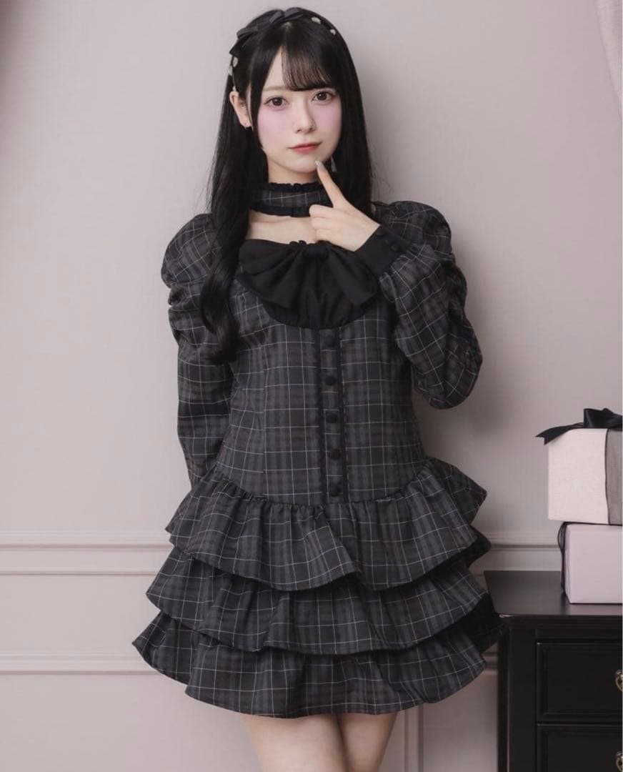 109限定 フロントリボンチョーカーティアードミニワンピ pium