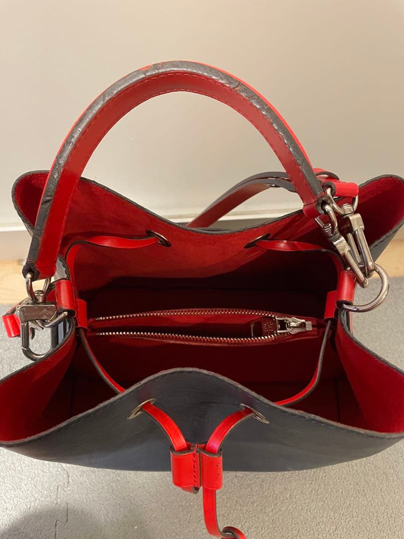 ネイビーとレッドの巾着型バッグ　ルイヴィトン　エピ　美品　ネオノエ